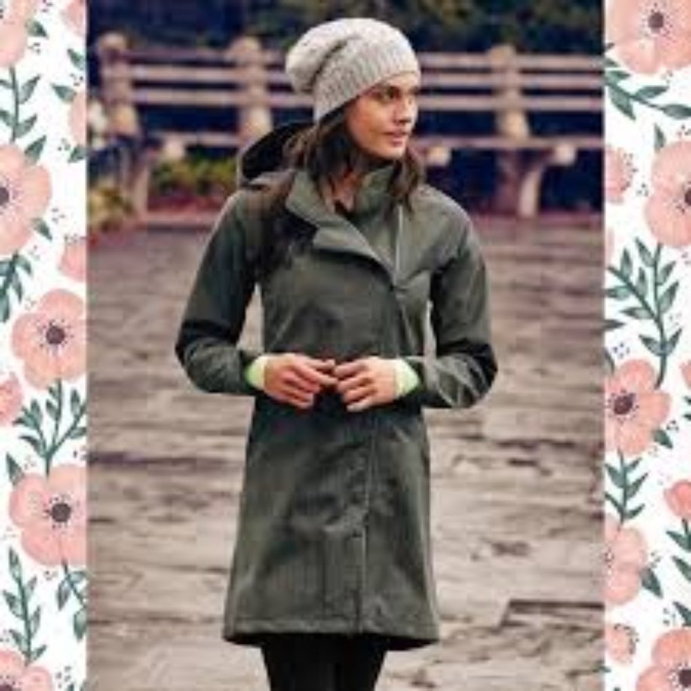 Athleta Wetlands Trench in Forest Green
